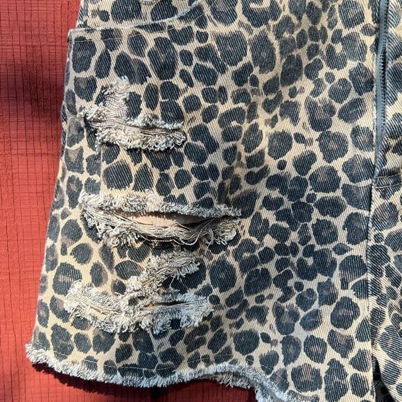 NWT Women’s‎ Very J Leopard Print Shorts Medium - Picture 4 of 7